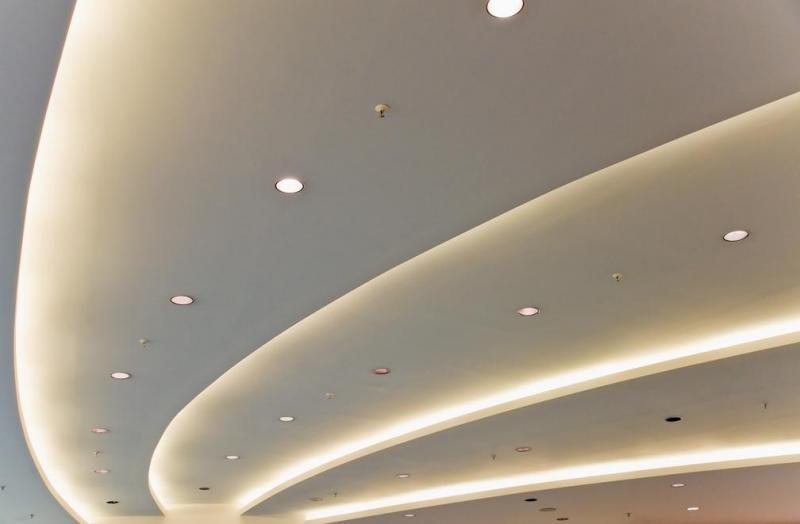 Comment r&eacute;ussir la pose de votre faux plafond ? Guide pratique